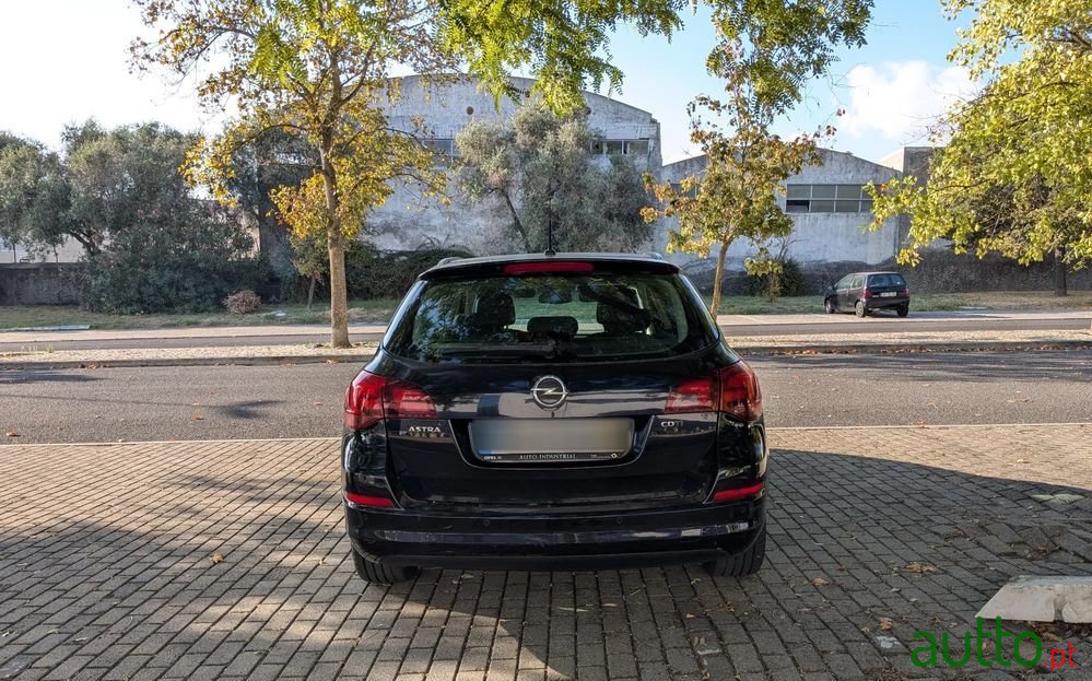 2010' Opel Astra Sports Tourer photo #4