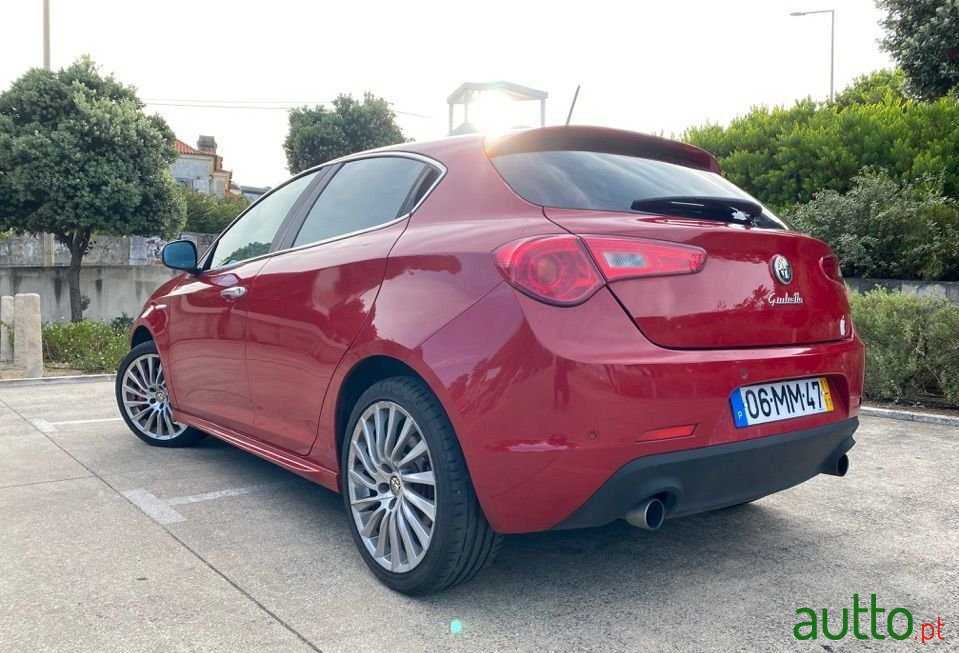 2011' Alfa Romeo Giulietta photo #4