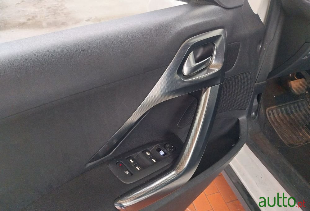 2015' Peugeot 2008 1.6 E-Hdi Allure photo #3