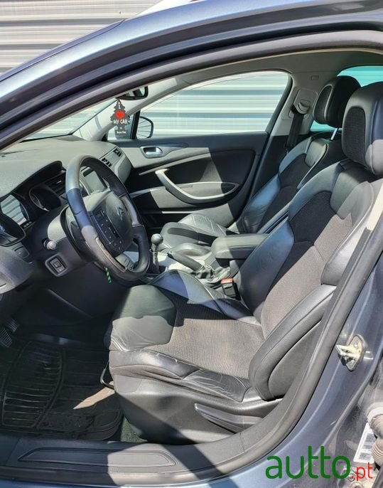 2012' Citroen C5 Tourer photo #6