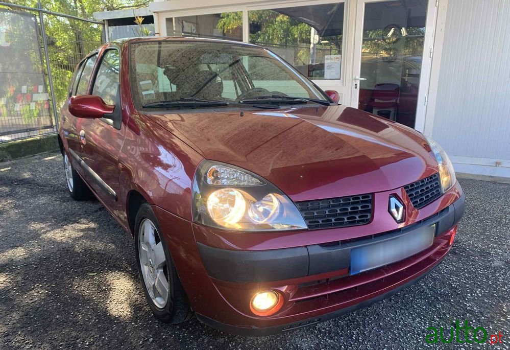2002' Renault Clio photo #2