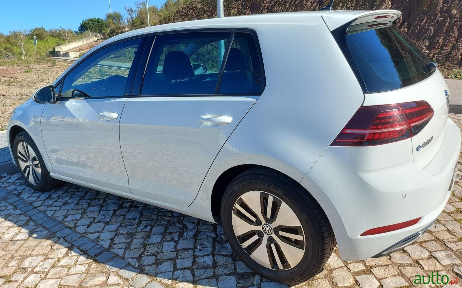 2019' Volkswagen e-Golf photo #5