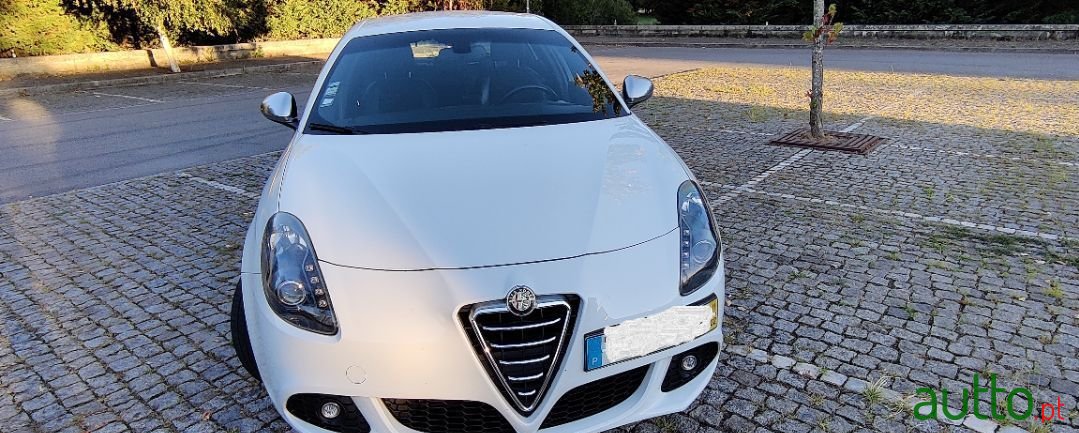 2011' Alfa Romeo Giulietta photo #1