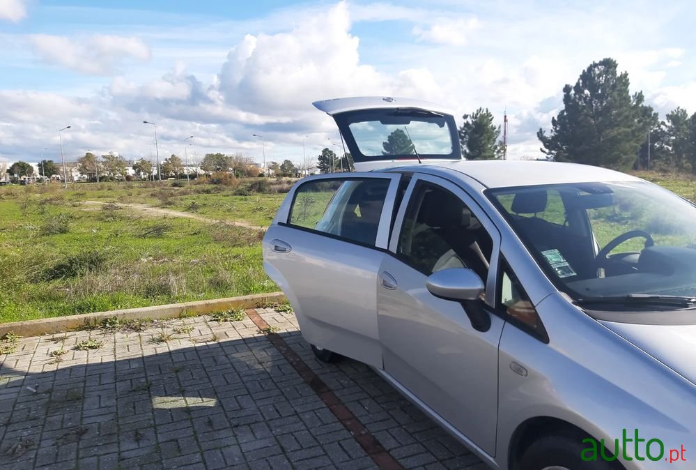 2011' Fiat Grande Punto photo #5