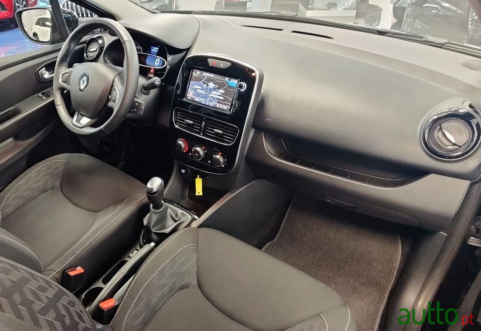 2020' Renault Clio Sport Tourer photo #3