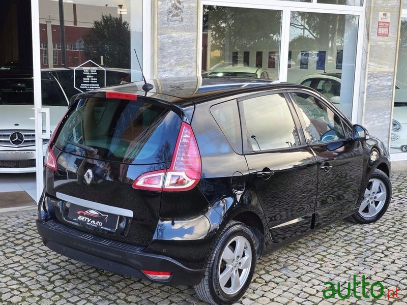 2010' Renault Scenic photo #2