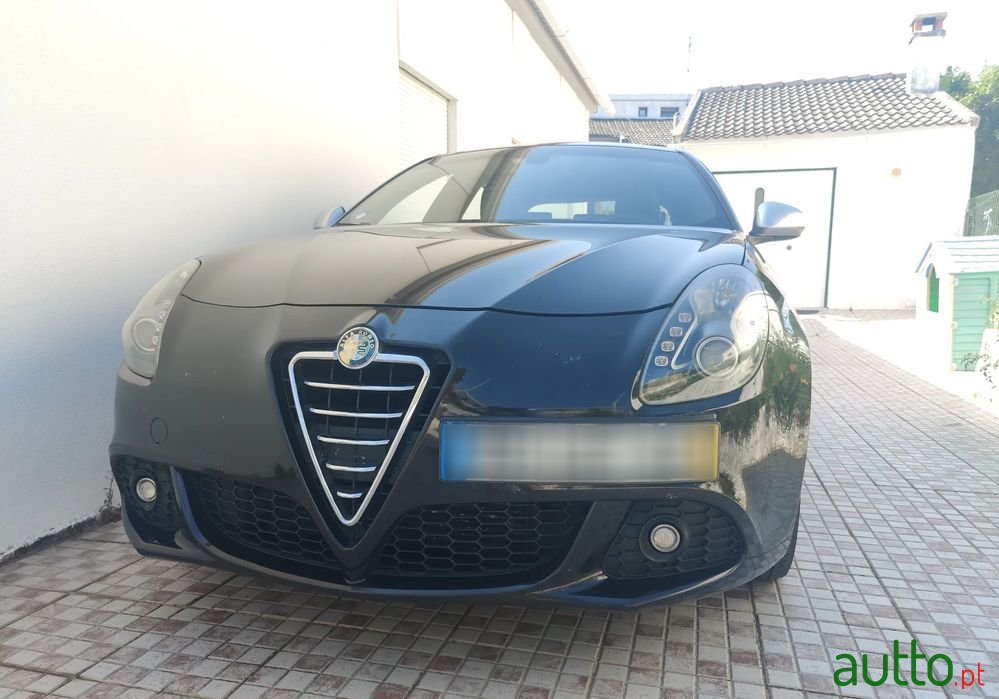 2010' Alfa Romeo Giulietta photo #1