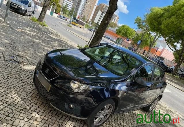 2011' SEAT Ibiza photo #2