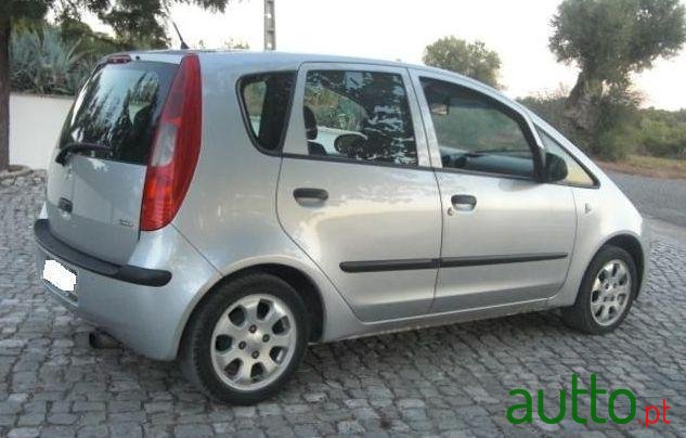 2005' Mitsubishi Colt photo #2