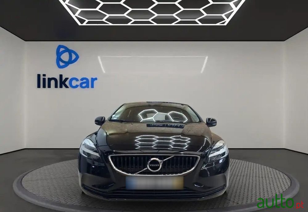2019' Volvo V40 photo #2