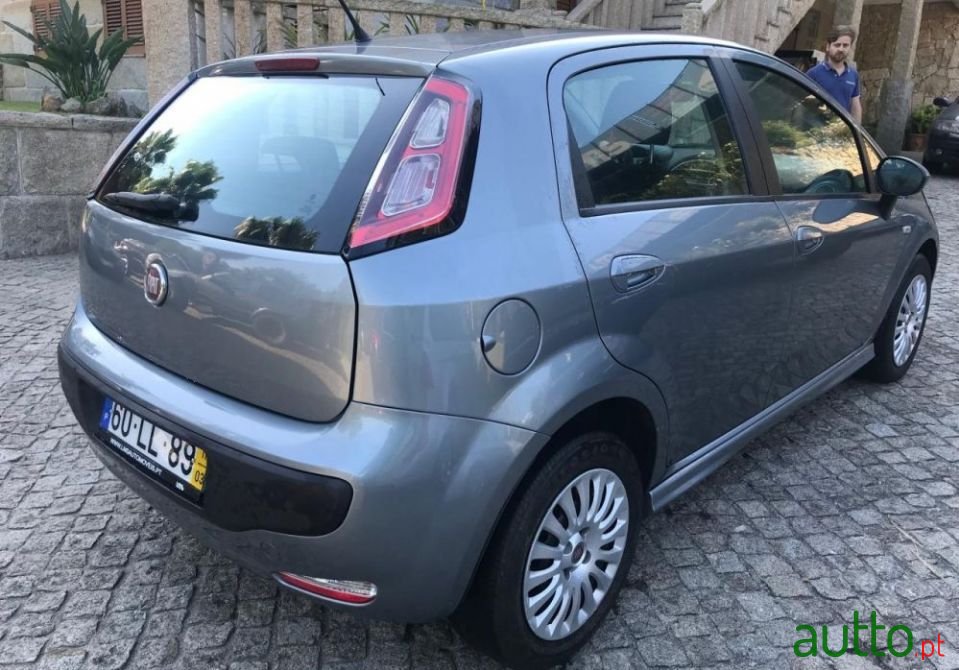 2011' Fiat Punto Evo photo #3