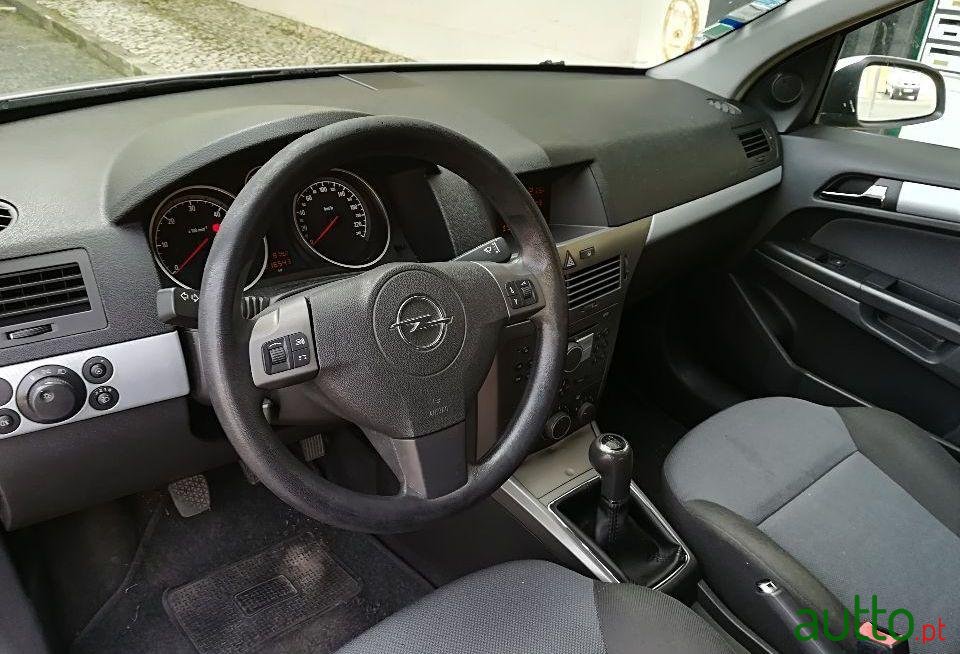 2005' Opel Astra Caravan photo #2