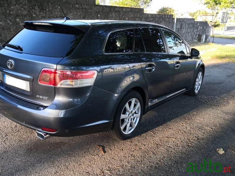 2009' Toyota Avensis Sw photo #3