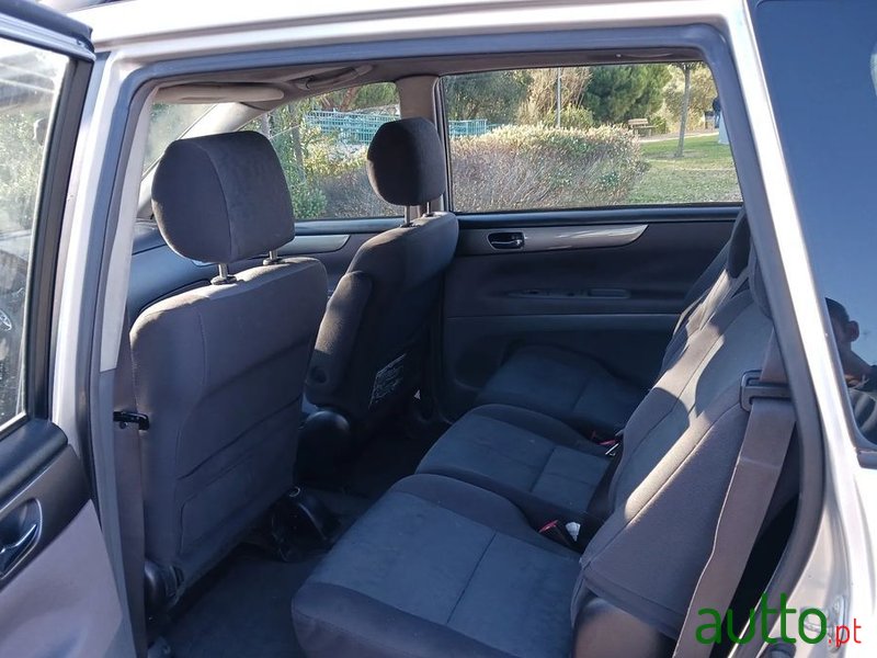 2002' Toyota Avensis Verso photo #3