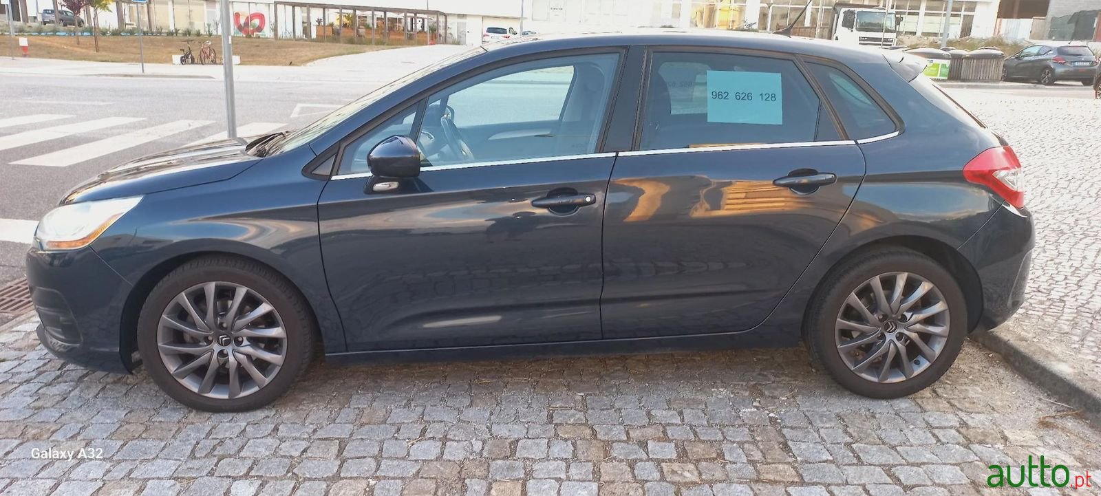 2011' Citroen C4 photo #2