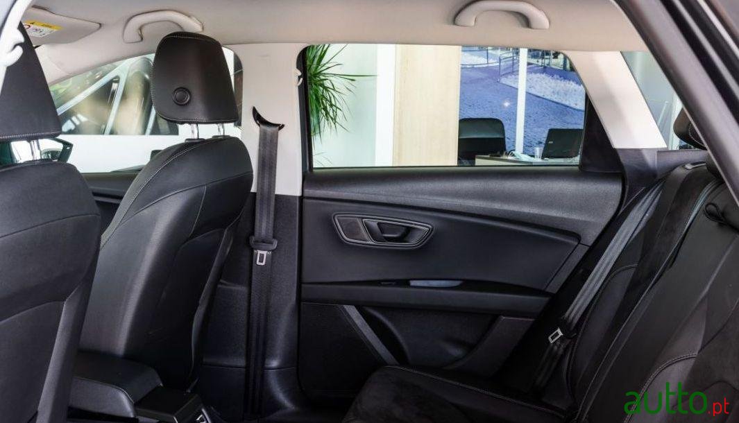 2017' SEAT Leon St photo #5