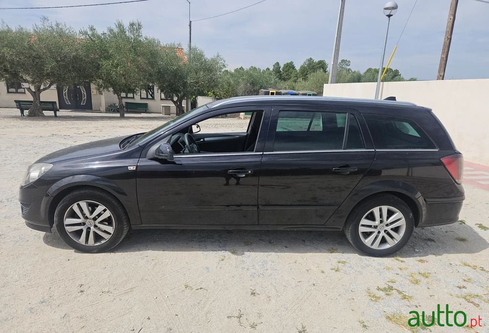 2007' Opel Astra Caravan photo #3