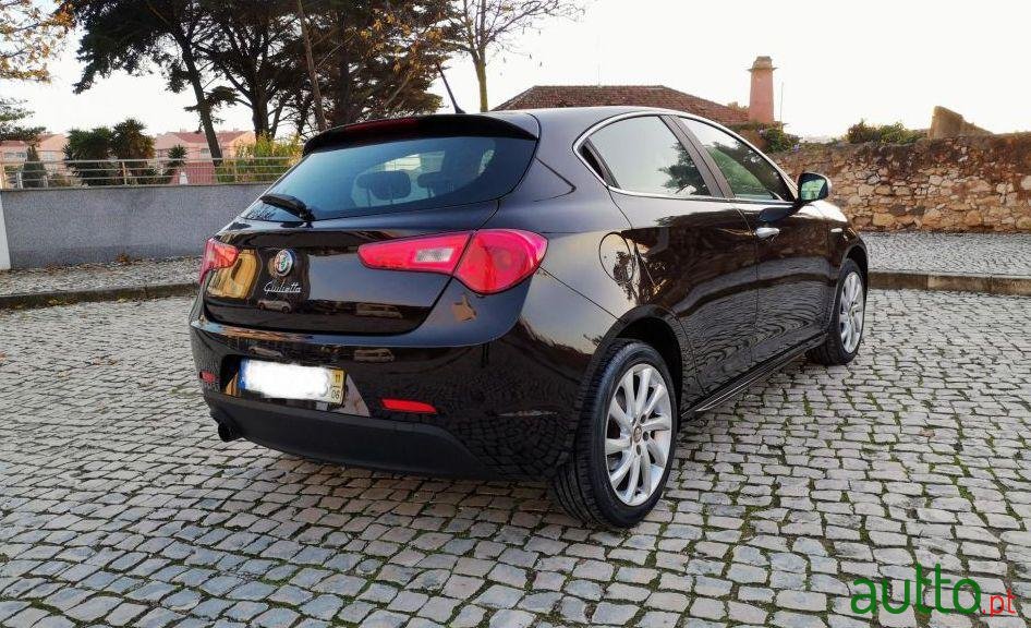 2011' Alfa Romeo Giulietta photo #4