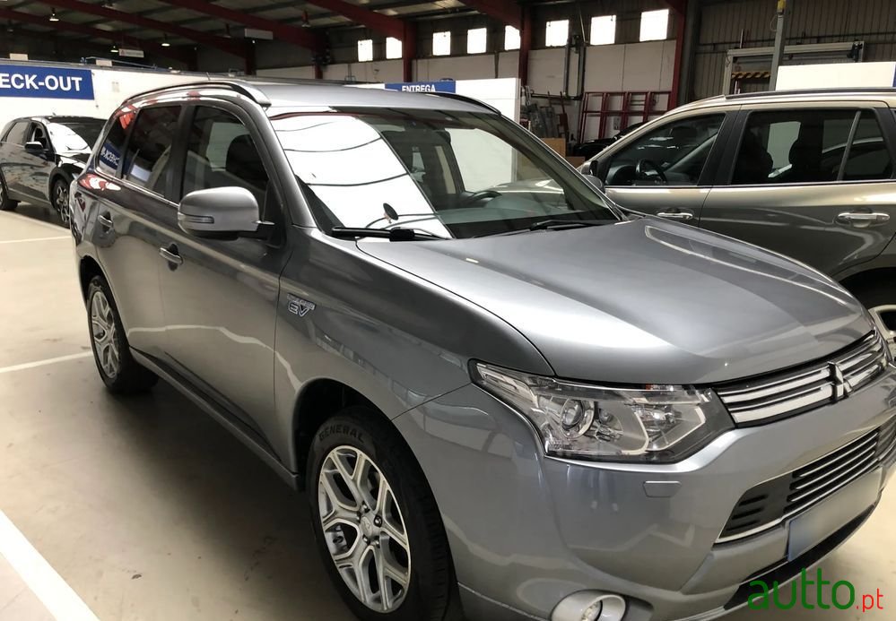 2015' Mitsubishi Outlander photo #1