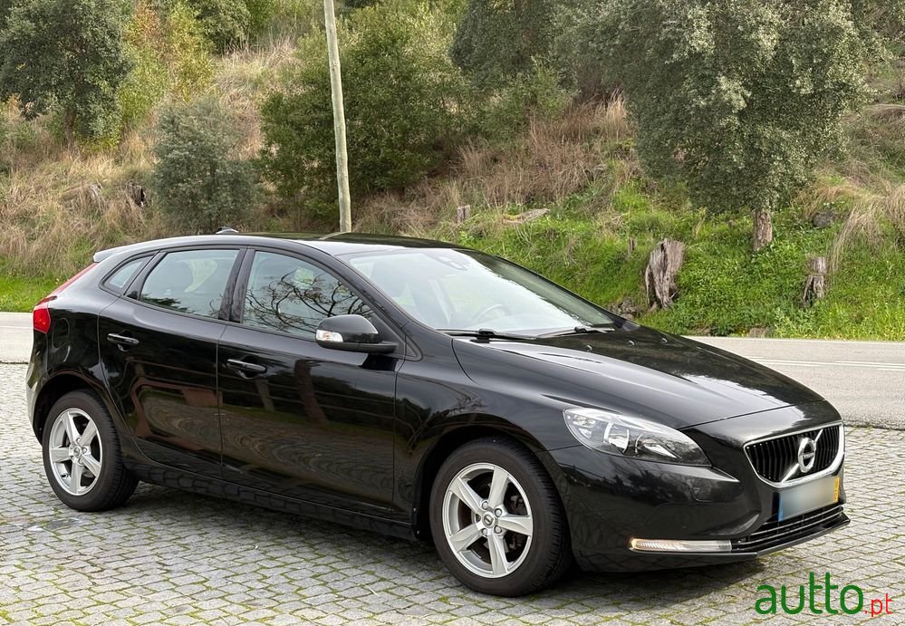 2016' Volvo V40 2.0 D2 Momentum Eco photo #1