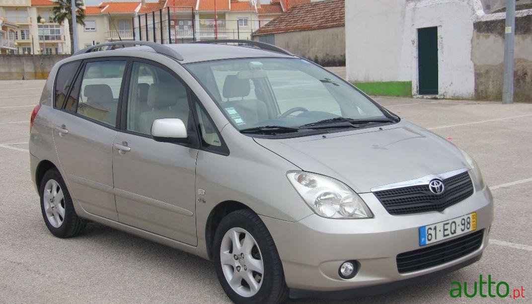 2002' Toyota Corolla Verso photo #4