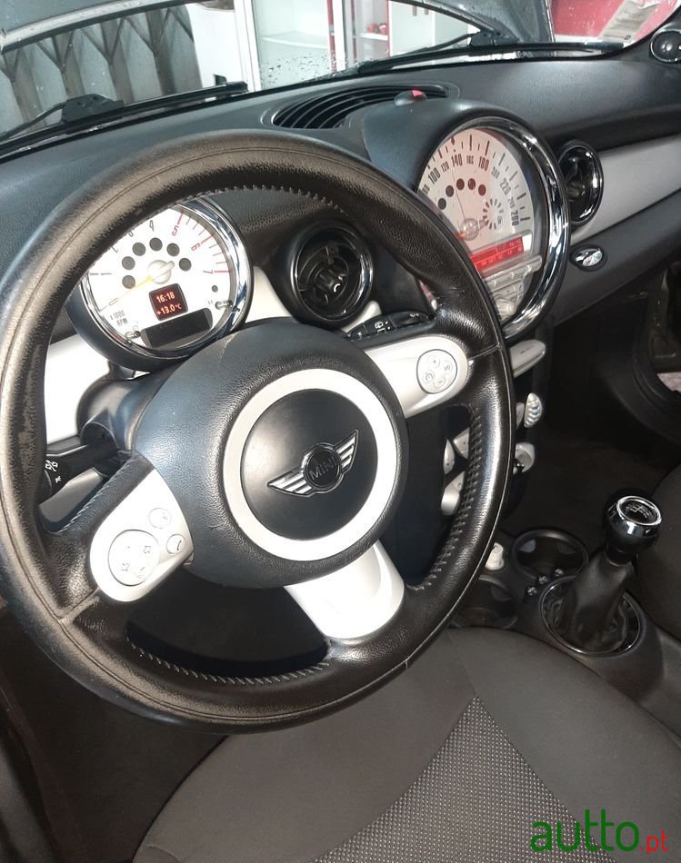 2011' MINI Cooper D photo #2