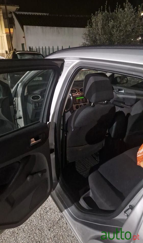 2005' Ford Focus Sw photo #3