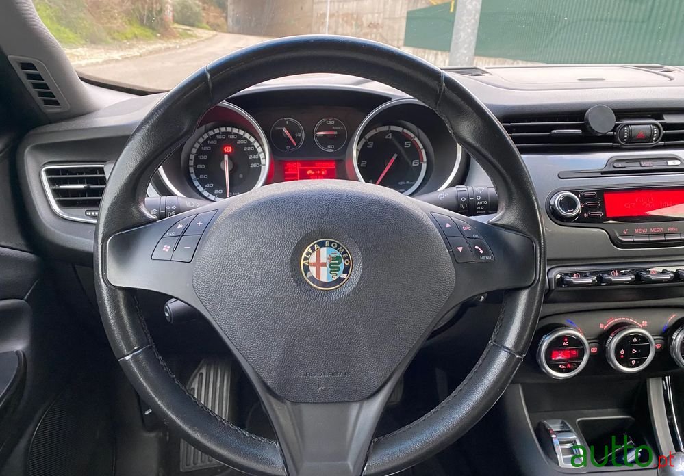 2012' Alfa Romeo Giulietta photo #3
