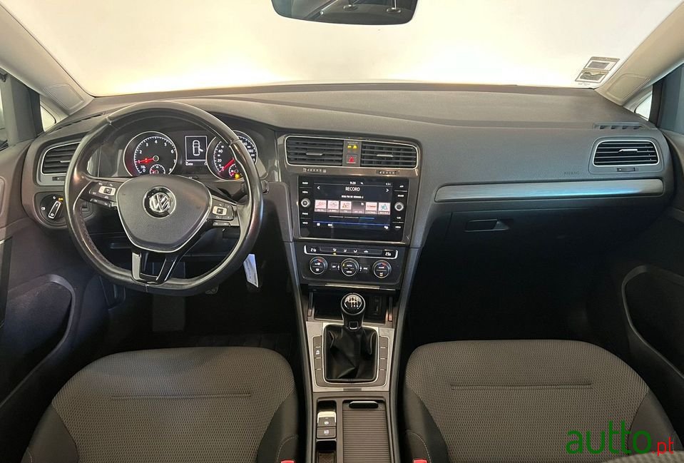 2017' Volkswagen Golf photo #6