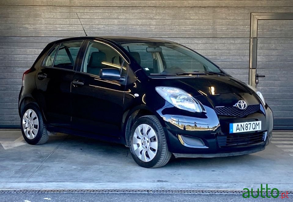 2010' Toyota Yaris photo #3