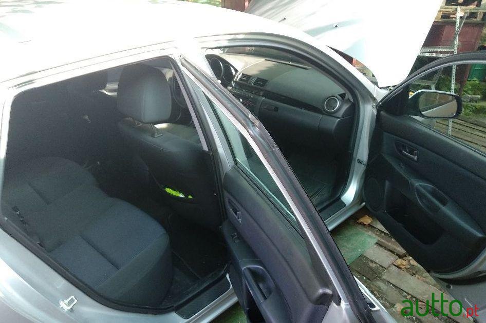 2005' Mazda 3 Hatchback photo #2