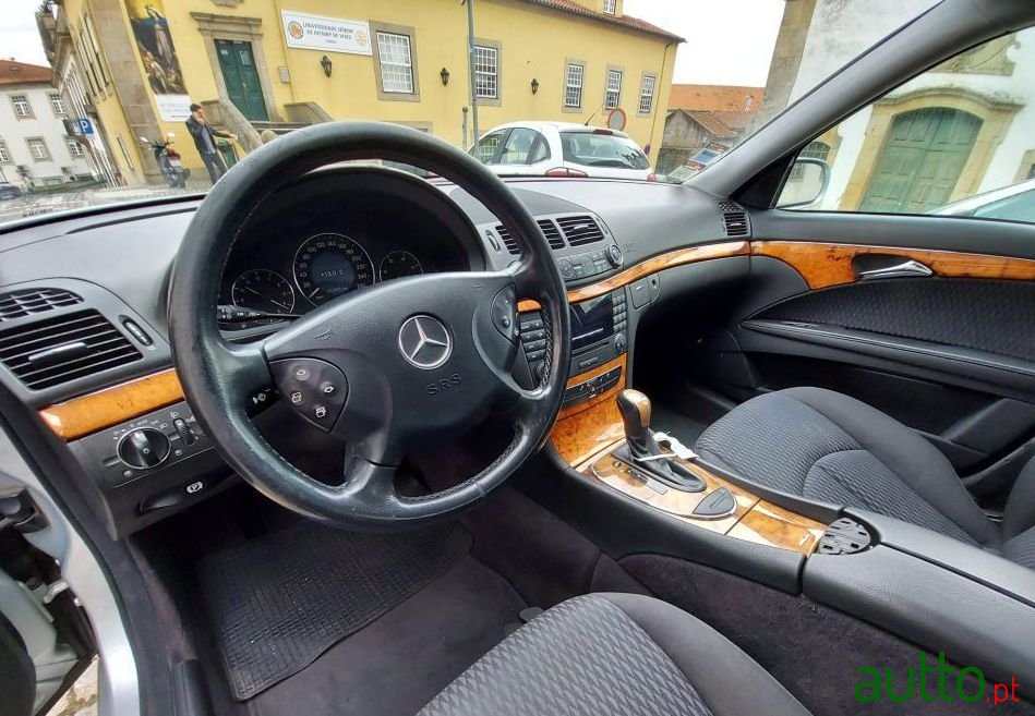 2005' Mercedes-Benz E-220 photo #3
