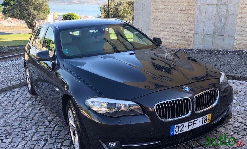 2011' BMW 520 Touring photo #2