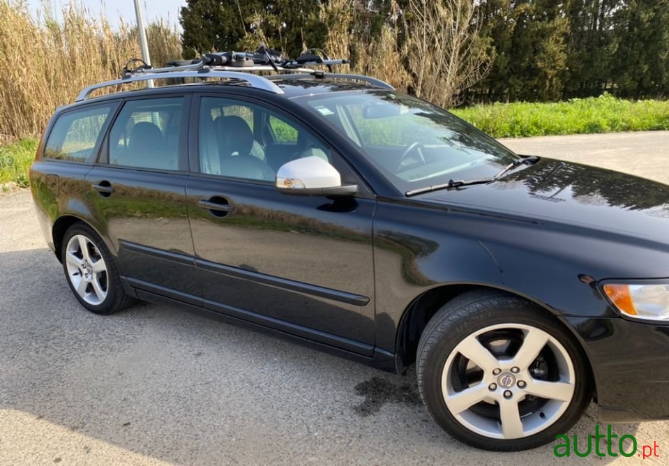 2012' Volvo V50 R Design photo #3