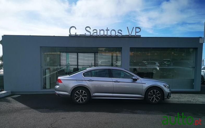 2019' Volkswagen Passat photo #2