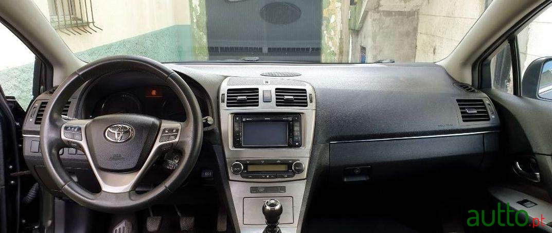 2010' Toyota Avensis Touring Sports T27 photo #5