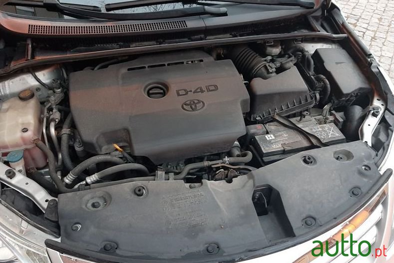 2012' Toyota Avensis photo #2