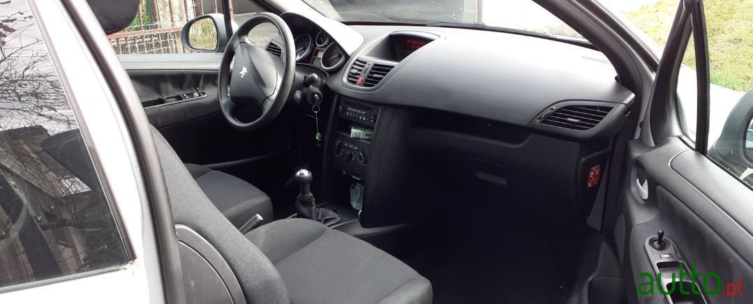 2007' Peugeot 207 photo #2