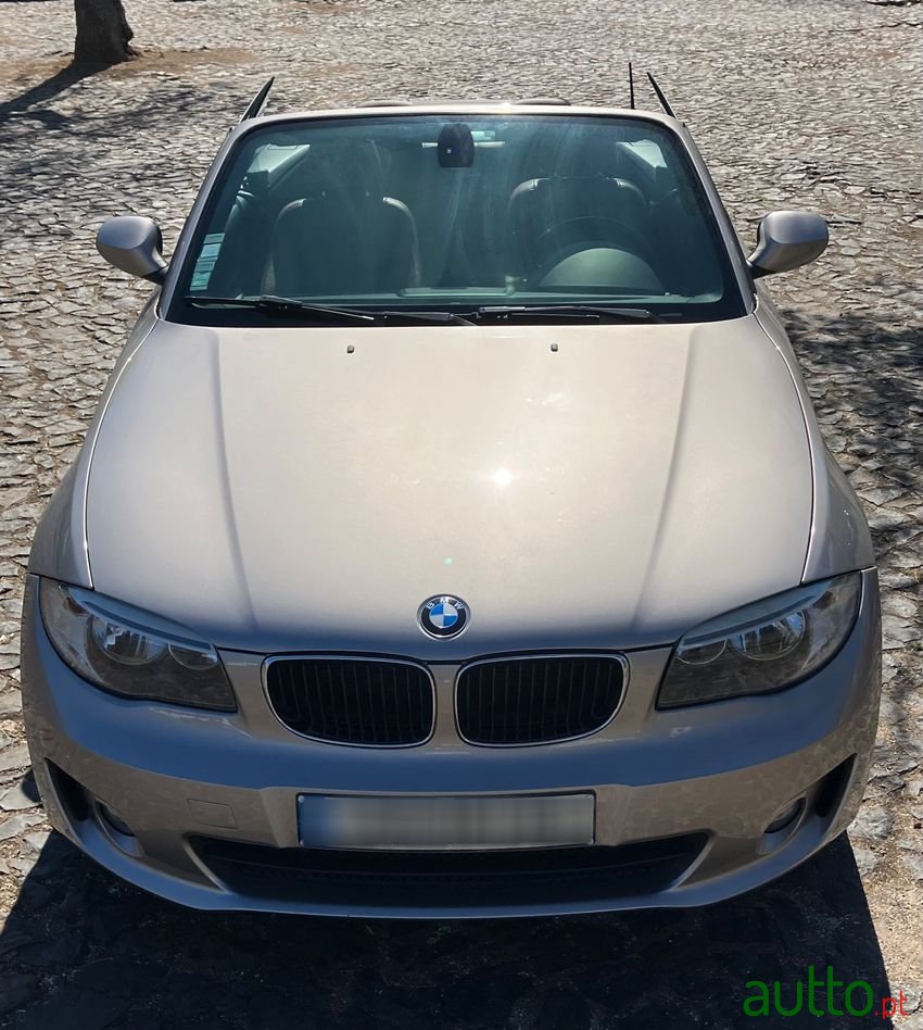 2011' BMW 118 D Cabrio photo #2