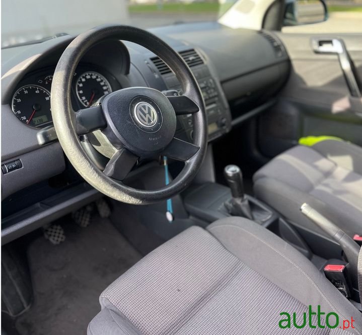 2004' Volkswagen Polo photo #3