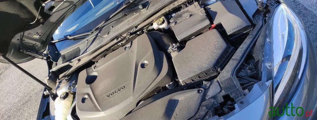 2018' Volvo V40 Cross Country photo #2