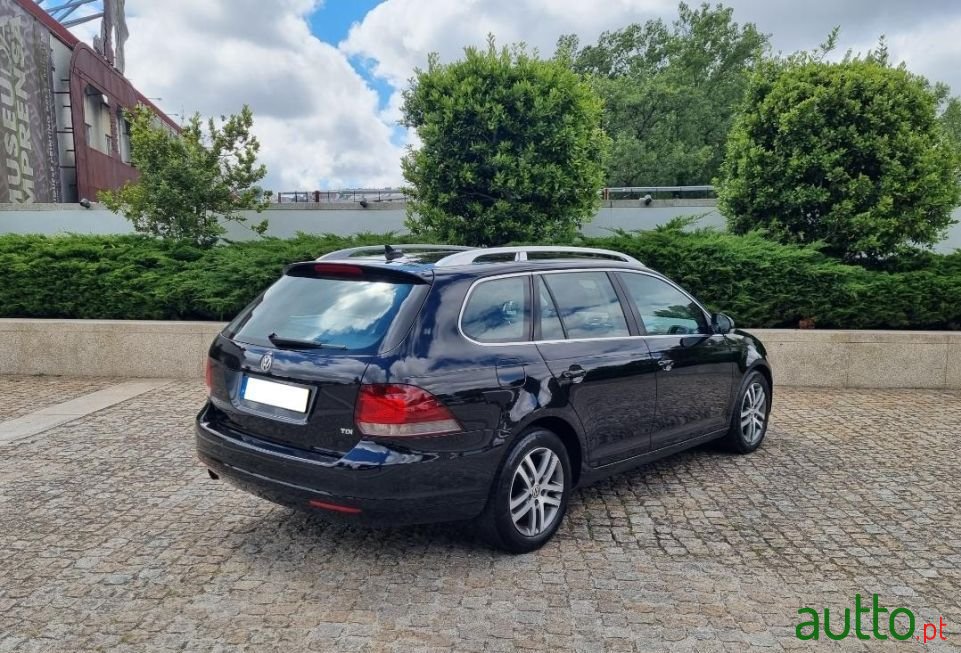 2009' Volkswagen Golf photo #2