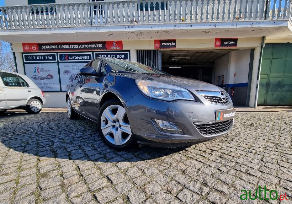 2012' Opel Astra photo #4