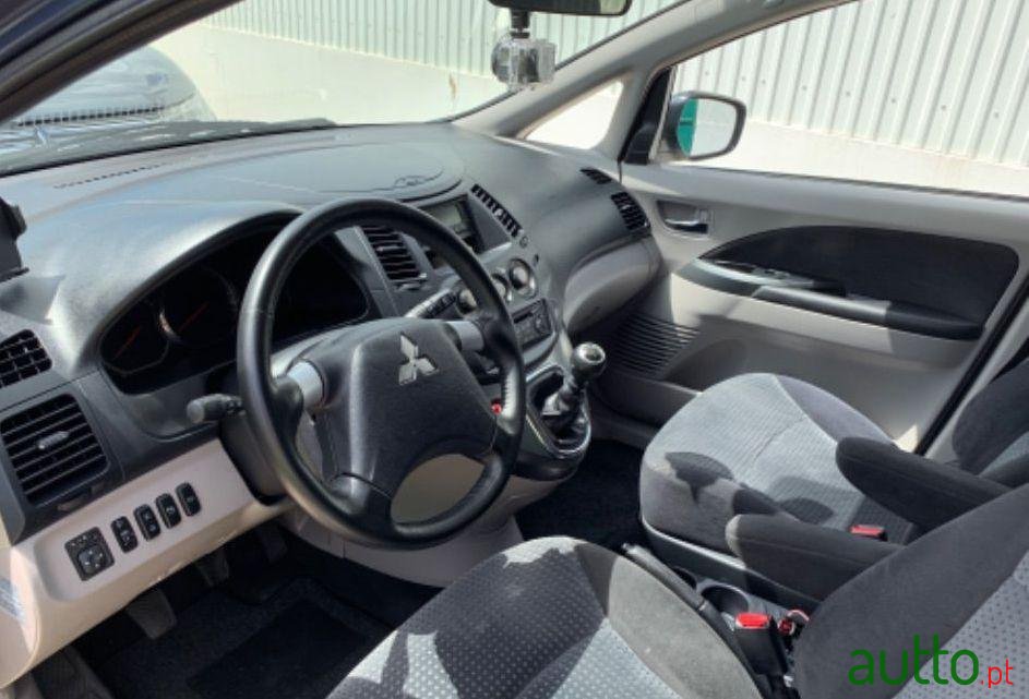 2005' Mitsubishi Grandis Instyle photo #4