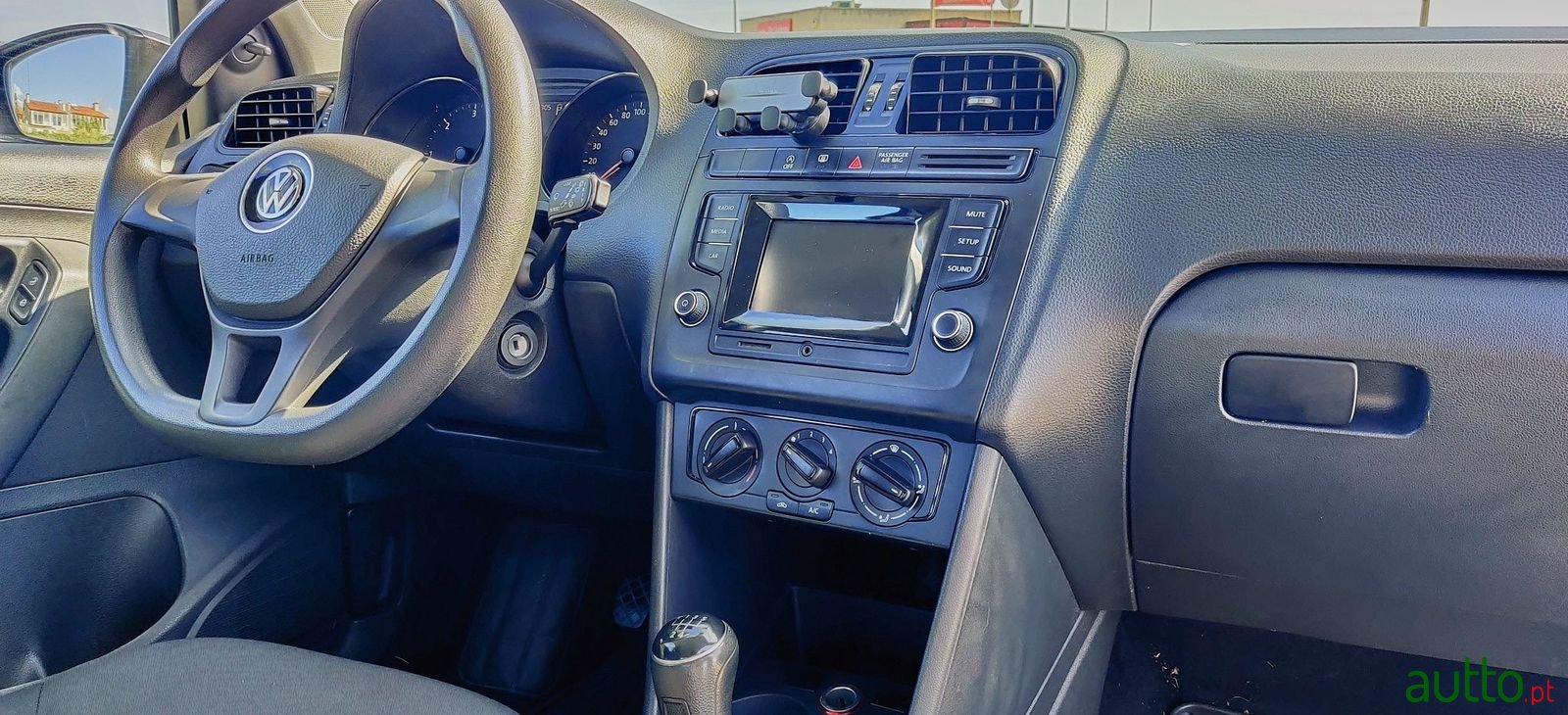 2015' Volkswagen Polo photo #4