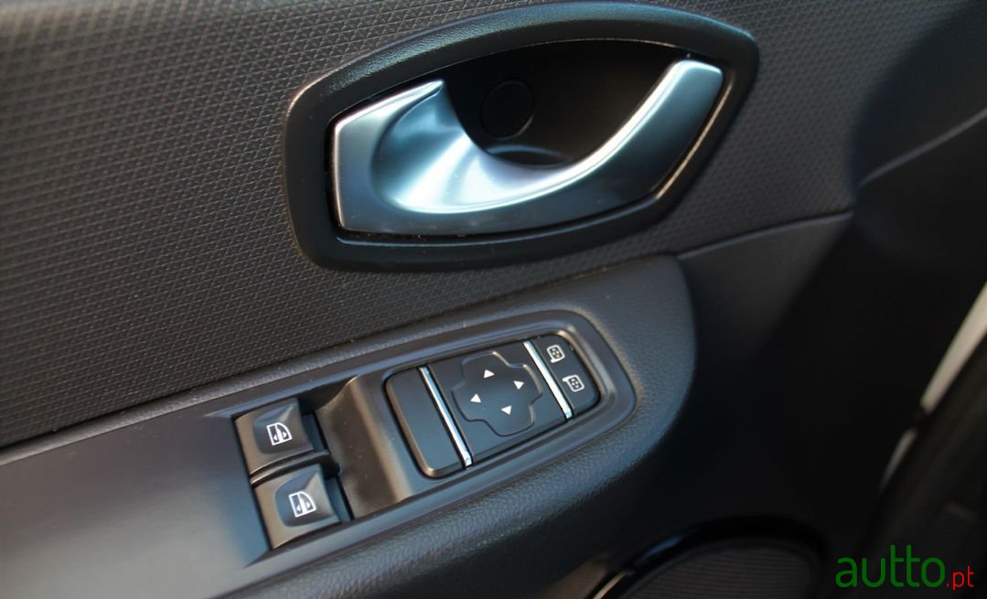 2016' Renault Clio Sport Tourer photo #6