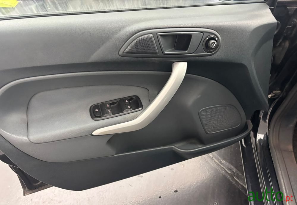 2010' Ford Fiesta 1.25 Titanium photo #4
