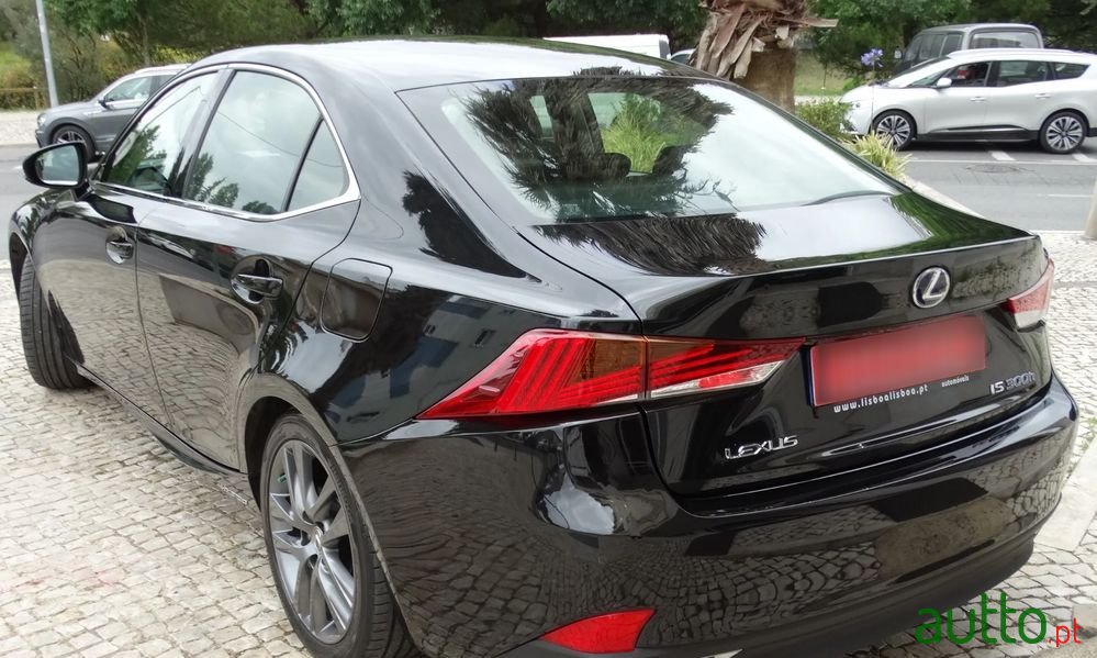 2017' Lexus IS photo #4