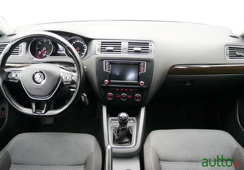 2017' Volkswagen Jetta photo #4