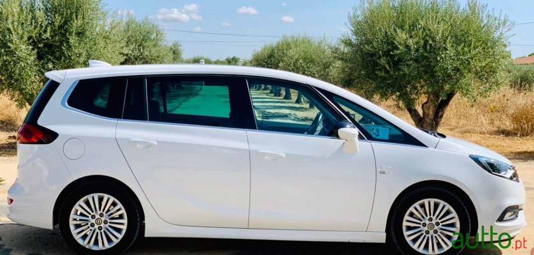 2017' Opel Zafira photo #1